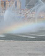晉陽湖噴泉
　　晉陽湖公園是城市綜合型生態(tài)濱水公園，其景觀工程分為10大區(qū)域，有生態(tài)自然游覽區(qū)、僑鄉(xiāng)文化廣場區(qū)、古厝文化體驗(yàn)區(qū)、濕地生態(tài)科普區(qū)、城市文化廣場區(qū)、生態(tài)島休閑區(qū)、山林沙地游玩區(qū)和水上活動區(qū)。 