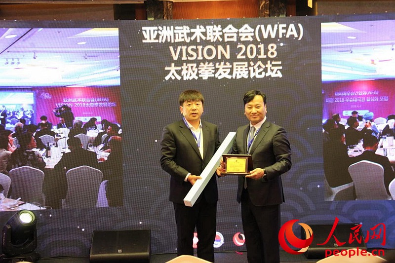 樸昶范會(huì)長向昌世旅游集團(tuán)會(huì)長金星天授予了感謝牌。