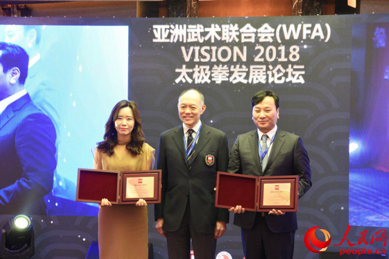 霍震寰主席向周玉波總經理和樸昶范會長頒發(fā)了功勞獎。裴埈基攝