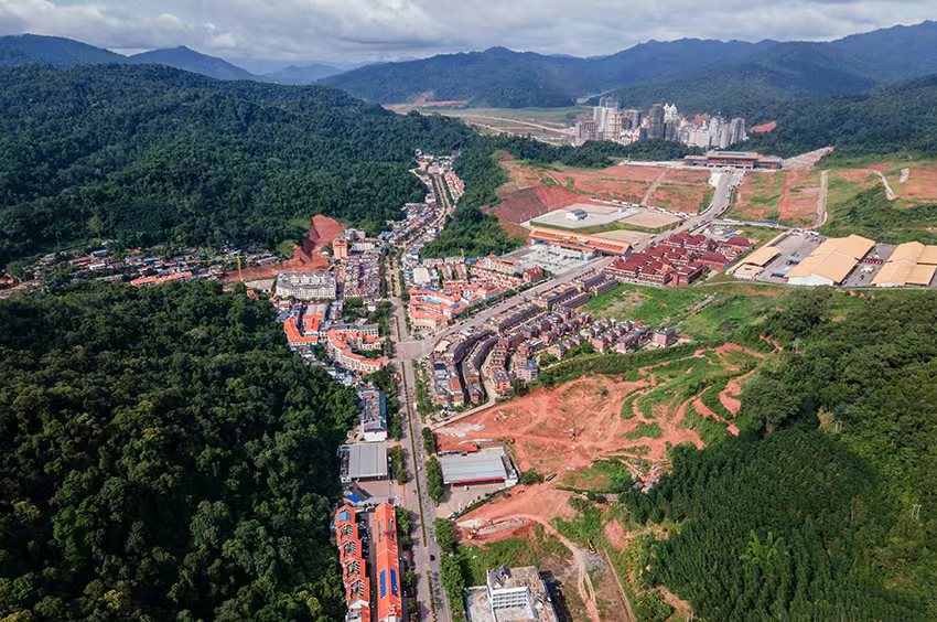 磨憨口岸俯瞰，右前方高層白色建筑群為老撾境內。人民網(wǎng)記者 符皓攝