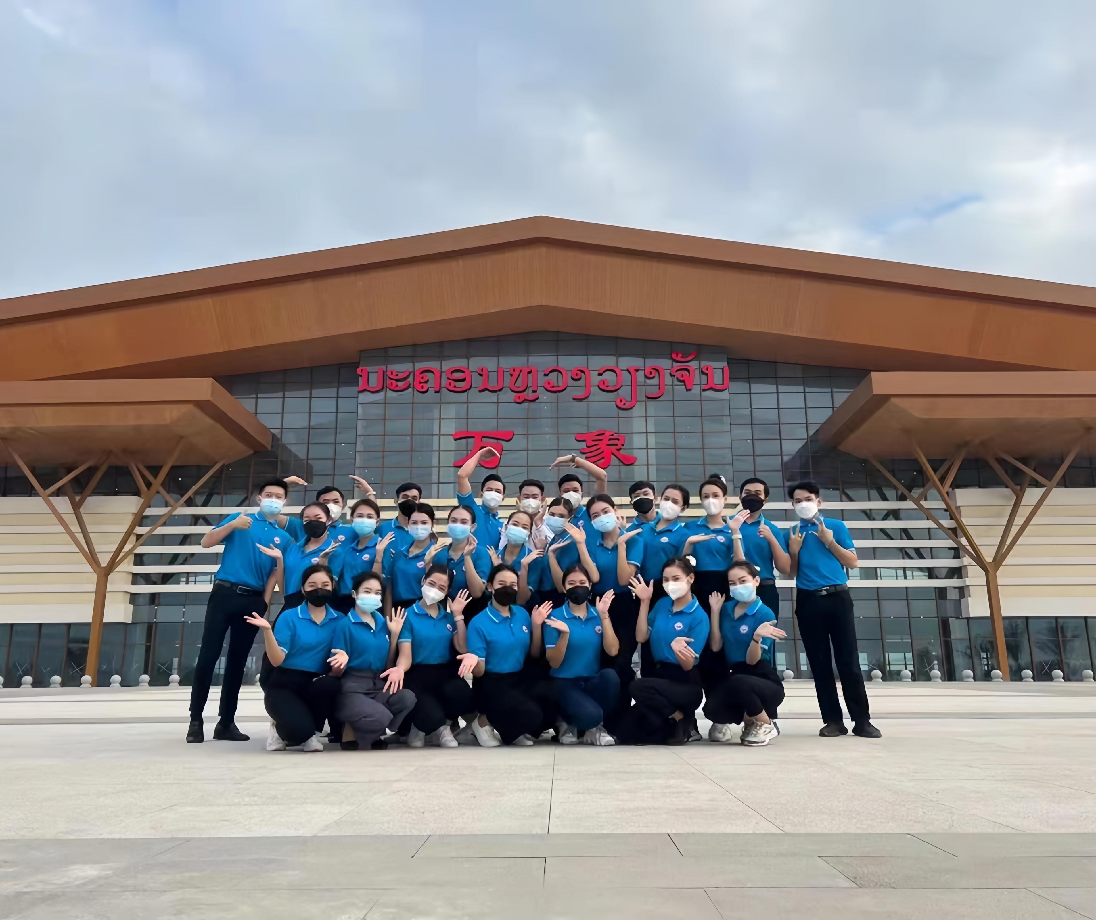 學生上崗前在老撾萬象高鐵站前合影（其中5人為貴陽職業(yè)技術學院培訓班學生）。 貴陽職業(yè)技術學院供圖