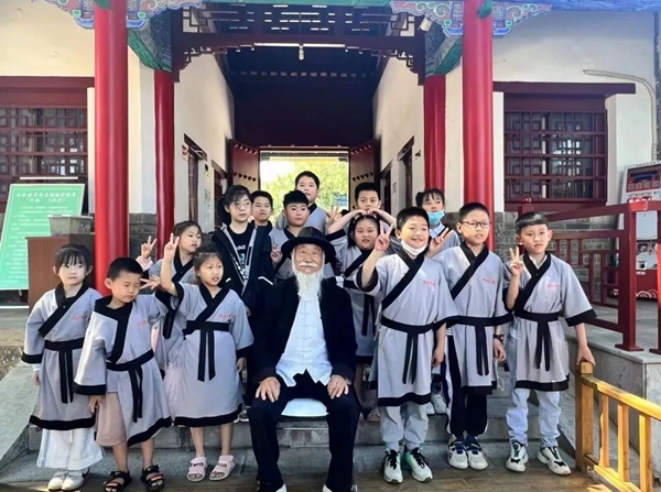 聽孔廟歷史見證人——白胡子爺爺講述臨沂城過去的故事。臨沂市博物館供圖