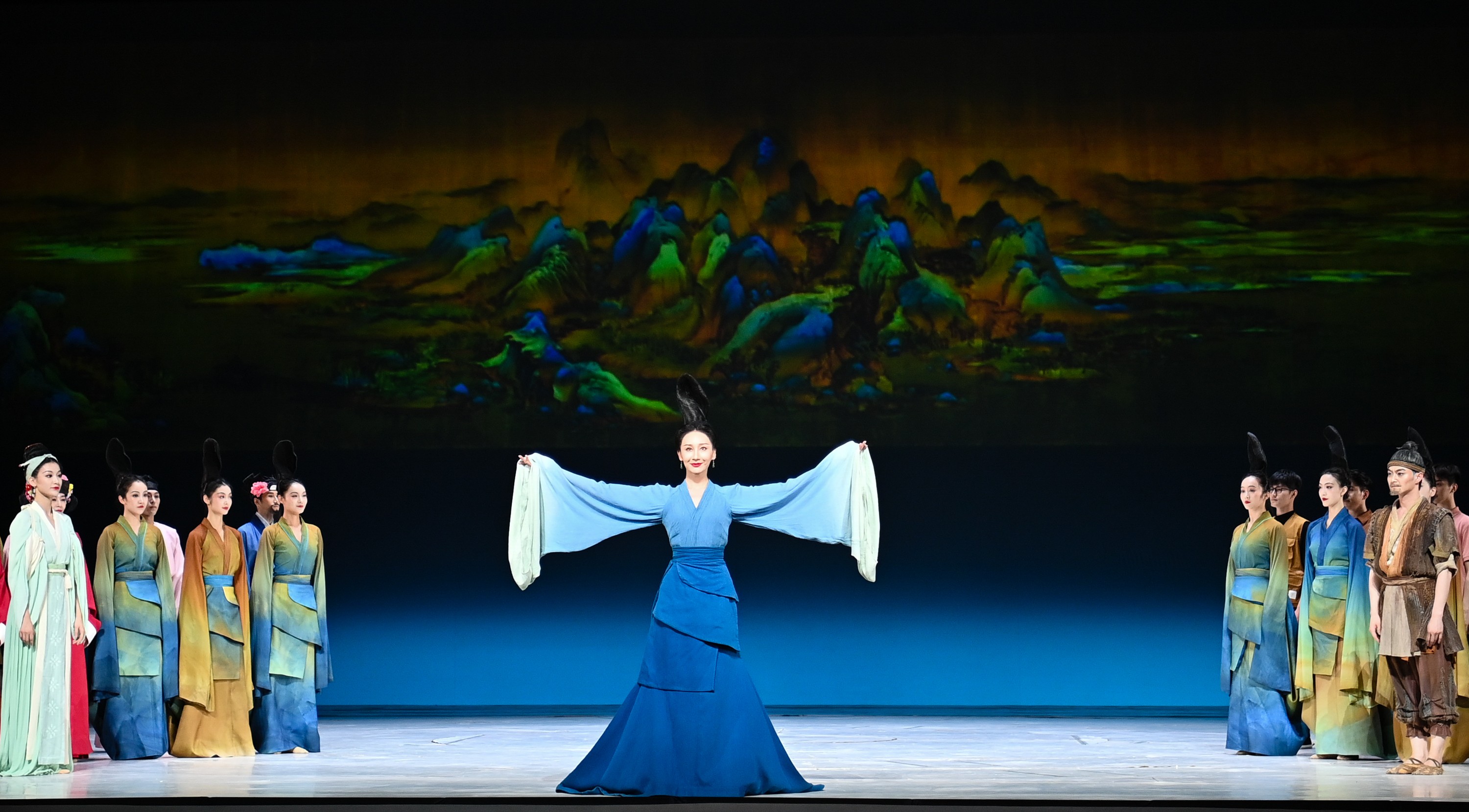 2023年7月20日，中國東方演藝集團演員在烏魯木齊文化中心大劇院表演舞蹈詩劇《只此青綠》。新華社記者 李響 攝