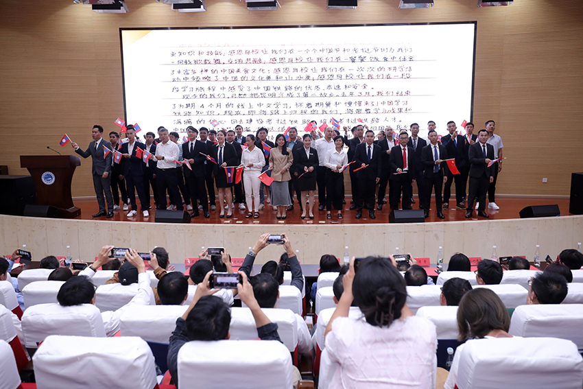 7月31日，昆明鐵道職業(yè)技術(shù)學(xué)院舉行援老撾鐵道職業(yè)技術(shù)學(xué)院項(xiàng)目教育能力建設(shè)教師培養(yǎng)班結(jié)業(yè)典禮。 昆明鐵道職業(yè)技術(shù)學(xué)院供圖