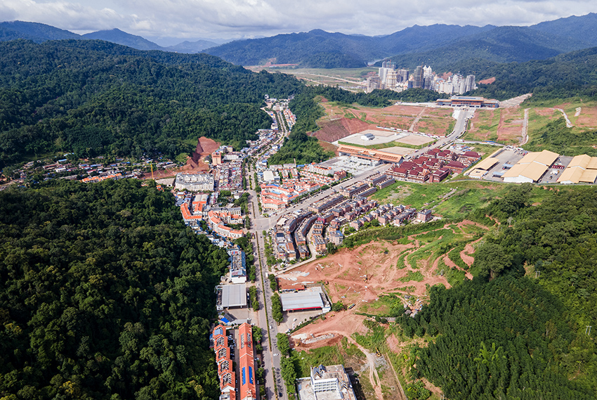 磨憨口岸俯瞰，右前方高層白色建筑群為老撾境內(nèi)。人民網(wǎng)記者 符皓攝