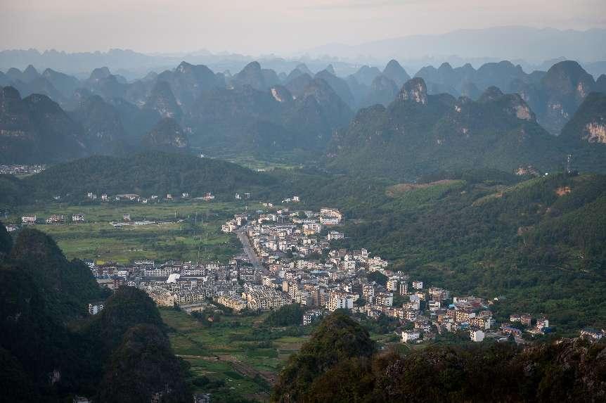 廣西層巒疊嶂，郁郁蔥蔥。 人民網(wǎng) 嚴(yán)立政攝