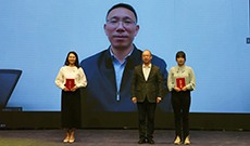 第七季丨人民網(wǎng)黨委書(shū)記、董事長(zhǎng)、總裁葉蓁蓁與“平凡英雄”合影