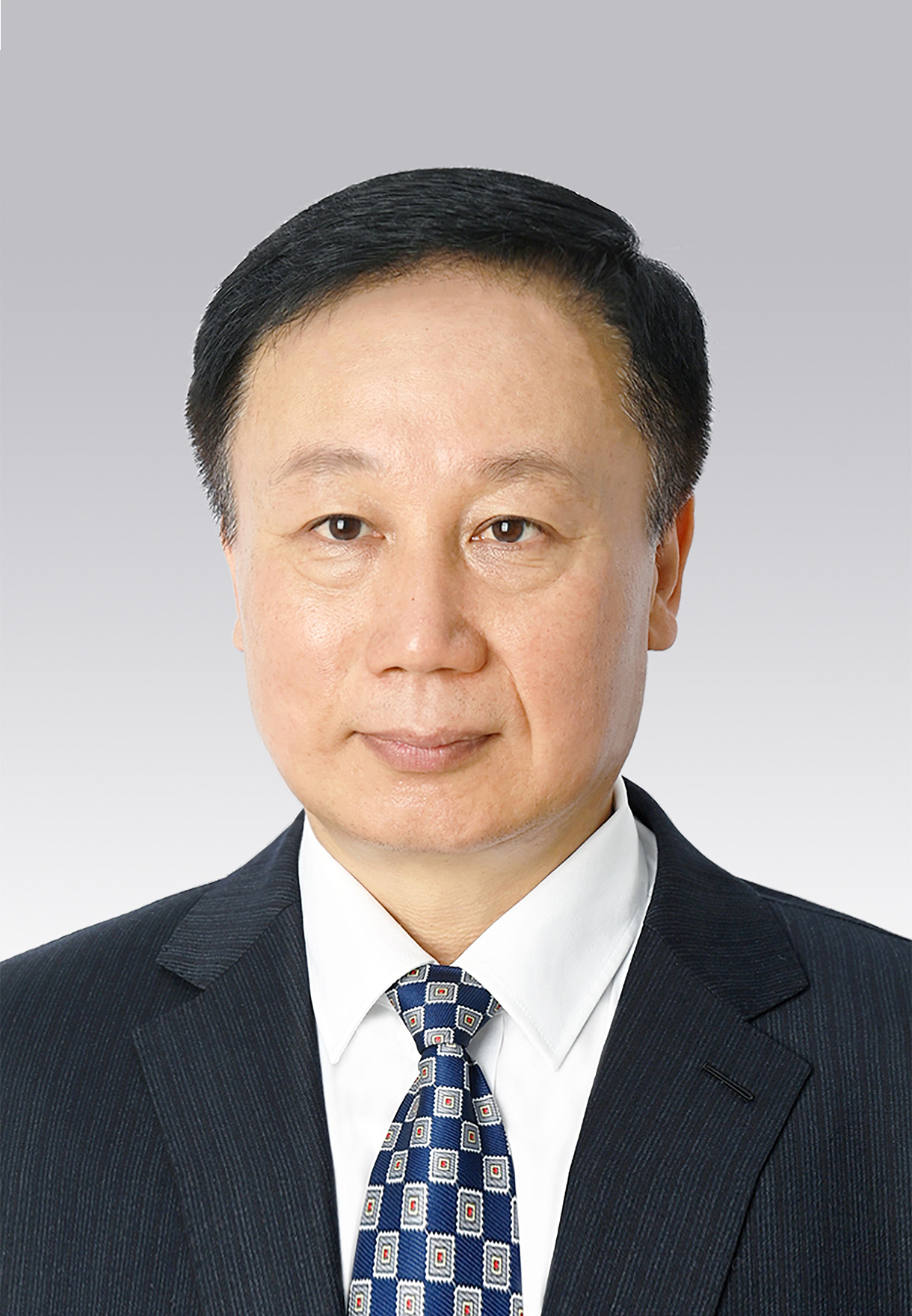 馬宏偉，男，滿族，1969年4月生，研究生學(xué)歷，中共黨員，現(xiàn)任人民日?qǐng)?bào)社副總編輯。