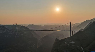 夕陽(yáng)下的貴州花江峽谷大橋